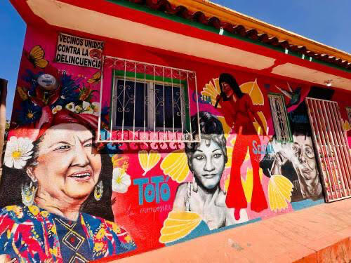 Entrada del hostal Histórika con mural colorido