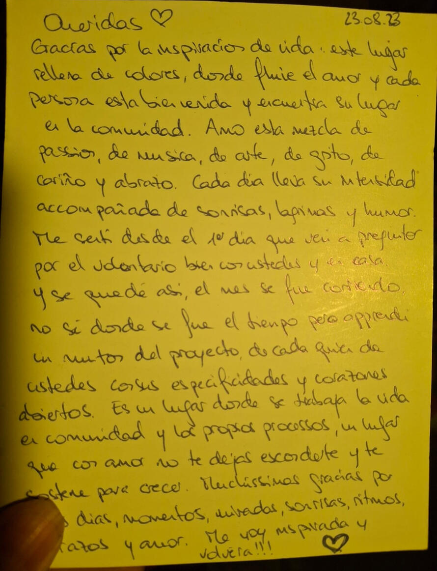 “...Queridas, gracias por la inspiración de la vida, de este lugar lleno de colores, donde fluye el amor y cada persona es bienvenida y encuentra su lugar en la comunidad. Amo esta mezcla de pasión, música de arte de grito, de cariño y abrazo. Cada día lle “...Queridas, gracias por la inspiración de la vida, de este lugar lleno de colores, donde fluye el amor y cada persona es bienvenida y encuentra su lugar en la comunidad. Amo esta mezcla de pasión, música de arte de grito, de cariño y abrazo. Cada día lle